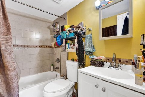 Condominio en alquiler en Miami, Florida, 2 dormitorios, 80.82 m2 № 2243754 - foto 18