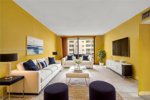 Condominio en alquiler en Miami, Florida, 2 dormitorios, 80.82 m2 № 2243754 - foto 10