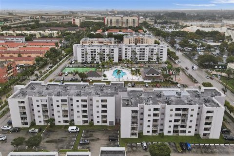 Condominio en alquiler en Miami, Florida, 2 dormitorios, 80.82 m2 № 2243754 - foto 3