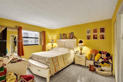 Condominio en alquiler en Miami, Florida, 2 dormitorios, 80.82 m2 № 2243754 - foto 15