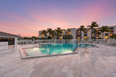 Condominio en alquiler en Miami, Florida, 2 dormitorios, 80.82 m2 № 2243754 - foto 4