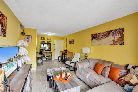 Condominio en alquiler en Miami, Florida, 2 dormitorios, 80.82 m2 № 2243754 - foto 24