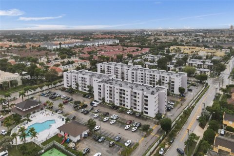 Condominio en alquiler en Miami, Florida, 2 dormitorios, 80.82 m2 № 2243754 - foto 8