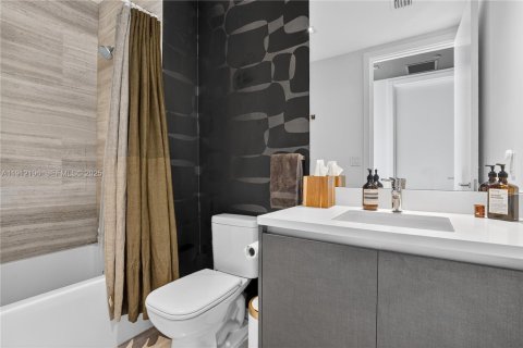 Condominio en venta en Miami, Florida, 2 dormitorios, 104.7 m2 № 2034674 - foto 16