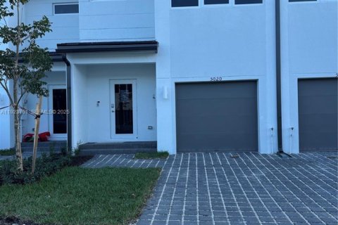 Touwnhouse à vendre à Pembroke Park, Floride: 3 chambres, 129.51 m2 № 1982125 - photo 5