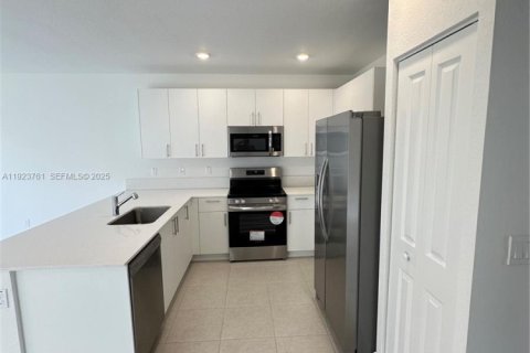 Touwnhouse à vendre à Pembroke Park, Floride: 3 chambres, 129.51 m2 № 1982125 - photo 10