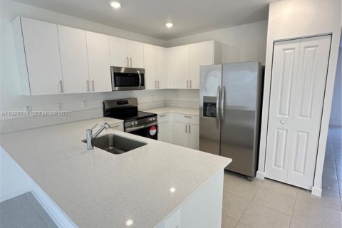 Touwnhouse à vendre à Pembroke Park, Floride: 3 chambres, 129.51 m2 № 1982125 - photo 9