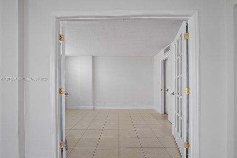 Copropriété à vendre à Hallandale Beach, Floride: 2 chambres, 106.37 m2 № 1946076 - photo 19