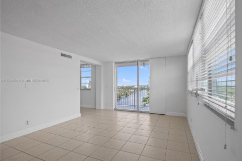 Copropriété à vendre à Hallandale Beach, Floride: 2 chambres, 106.37 m2 № 1946076 - photo 16