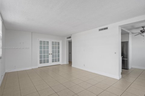Copropriété à vendre à Hallandale Beach, Floride: 2 chambres, 106.37 m2 № 1946076 - photo 17