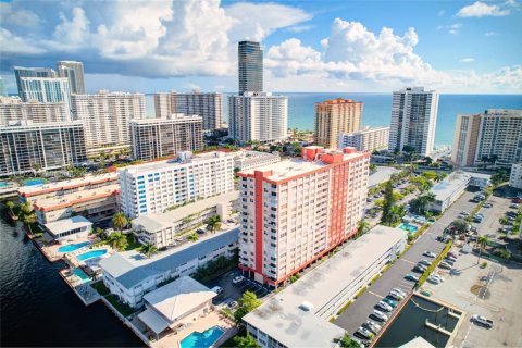 Copropriété à vendre à Hallandale Beach, Floride: 2 chambres, 106.37 m2 № 1946076 - photo 2