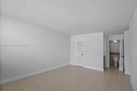 Copropriété à vendre à Hallandale Beach, Floride: 2 chambres, 106.37 m2 № 1946076 - photo 25