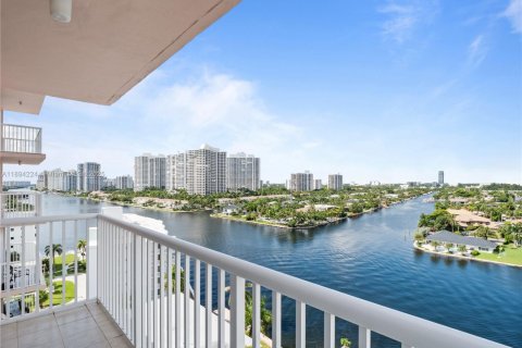 Copropriété à vendre à Hallandale Beach, Floride: 2 chambres, 106.37 m2 № 1946076 - photo 1