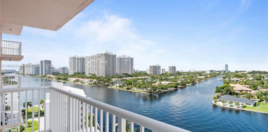 Condo in Hallandale Beach, Florida, 2 bedrooms № 1946076