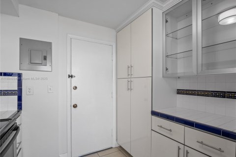 Copropriété à vendre à Hallandale Beach, Floride: 2 chambres, 106.37 m2 № 1946076 - photo 13