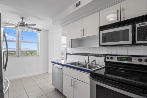 Copropriété à vendre à Hallandale Beach, Floride: 2 chambres, 106.37 m2 № 1946076 - photo 9
