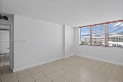 Copropriété à vendre à Hallandale Beach, Floride: 2 chambres, 106.37 m2 № 1946076 - photo 30