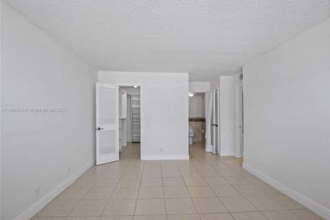 Copropriété à vendre à Hallandale Beach, Floride: 2 chambres, 106.37 m2 № 1946076 - photo 26