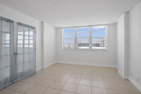 Copropriété à vendre à Hallandale Beach, Floride: 2 chambres, 106.37 m2 № 1946076 - photo 22