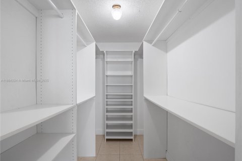 Copropriété à vendre à Hallandale Beach, Floride: 2 chambres, 106.37 m2 № 1946076 - photo 29