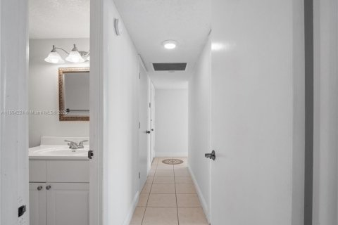 Copropriété à vendre à Hallandale Beach, Floride: 2 chambres, 106.37 m2 № 1946076 - photo 28