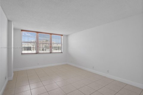 Copropriété à vendre à Hallandale Beach, Floride: 2 chambres, 106.37 m2 № 1946076 - photo 24