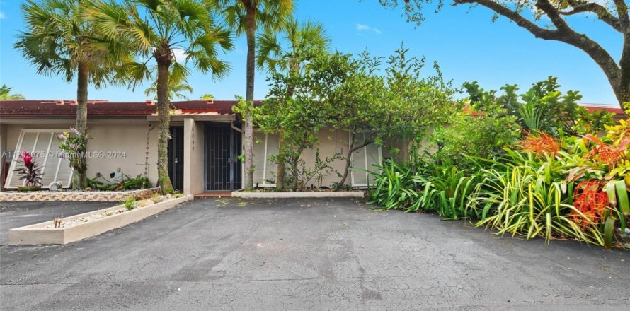 Townhouse in Miami Lakes, Florida 2 bedrooms, 145.76 sq.m. № 1896755