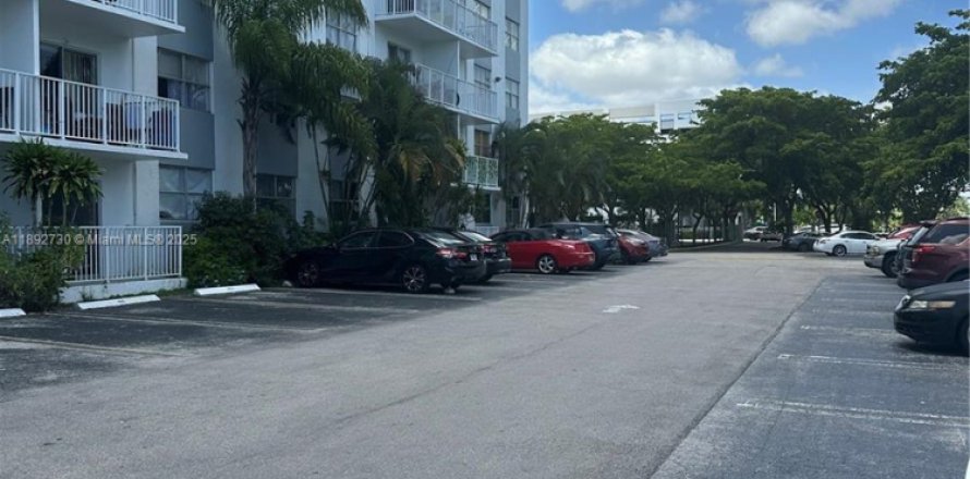 Appartement à North Miami Beach, Floride 1 chambre, 61.13 m2 № 1946418
