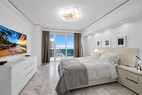 Condo in Hallandale Beach, Florida, 2 bedrooms № 2414113 - photo 17