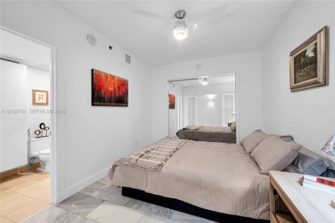 Condo in Hallandale Beach, Florida, 2 bedrooms № 2414113 - photo 24