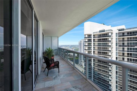 Condo in Hallandale Beach, Florida, 2 bedrooms № 2414113 - photo 29