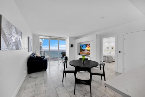 Condo in Hallandale Beach, Florida, 2 bedrooms № 2414113 - photo 5