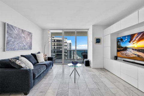 Condo in Hallandale Beach, Florida, 2 bedrooms № 2414113 - photo 2