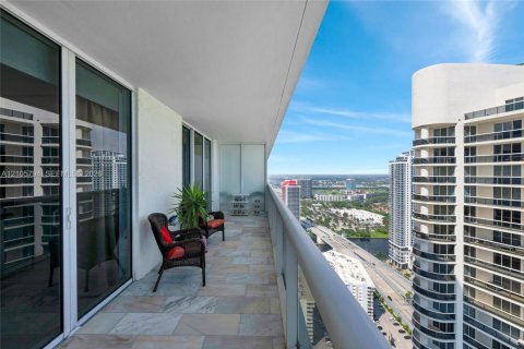 Condo in Hallandale Beach, Florida, 2 bedrooms № 2414113 - photo 30