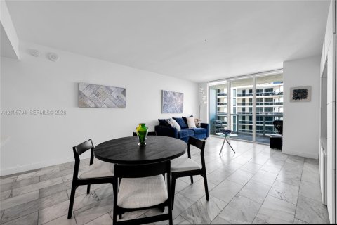 Condo in Hallandale Beach, Florida, 2 bedrooms № 2414113 - photo 7
