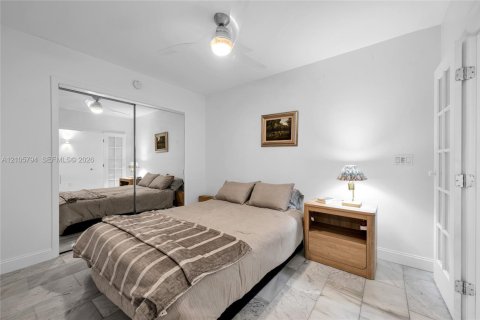 Condo in Hallandale Beach, Florida, 2 bedrooms № 2414113 - photo 25