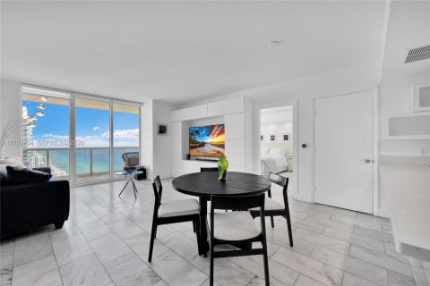 Condo in Hallandale Beach, Florida, 2 bedrooms № 2414113 - photo 10