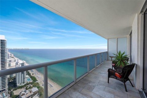 Condo in Hallandale Beach, Florida, 2 bedrooms № 2414113 - photo 27