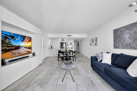 Condo in Hallandale Beach, Florida, 2 bedrooms № 2414113 - photo 4