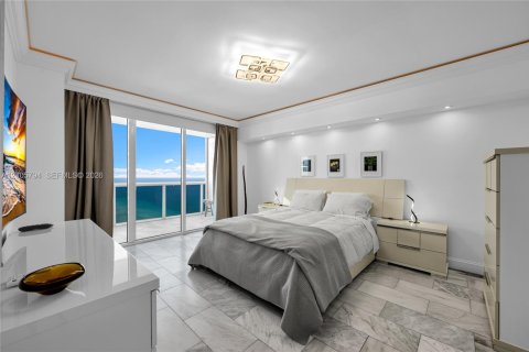 Condo in Hallandale Beach, Florida, 2 bedrooms № 2414113 - photo 16