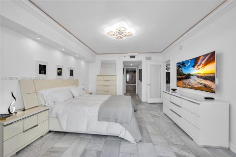 Condo in Hallandale Beach, Florida, 2 bedrooms № 2414113 - photo 19