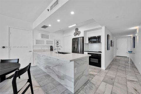 Condo in Hallandale Beach, Florida, 2 bedrooms № 2414113 - photo 13