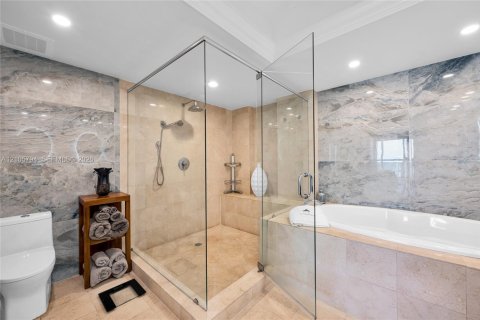 Condo in Hallandale Beach, Florida, 2 bedrooms № 2414113 - photo 21