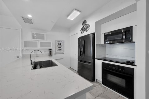 Condo in Hallandale Beach, Florida, 2 bedrooms № 2414113 - photo 15