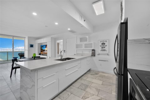 Condo in Hallandale Beach, Florida, 2 bedrooms № 2414113 - photo 14