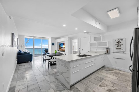 Condo in Hallandale Beach, Florida, 2 bedrooms № 2414113 - photo 12