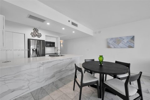 Condo in Hallandale Beach, Florida, 2 bedrooms № 2414113 - photo 8