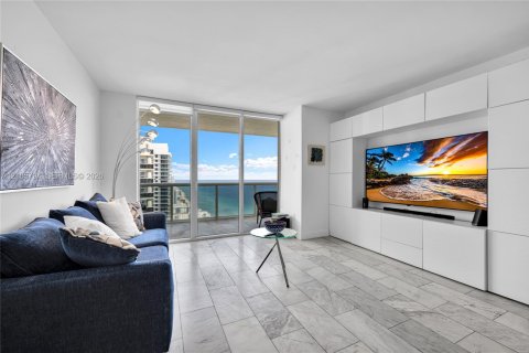 Condo in Hallandale Beach, Florida, 2 bedrooms № 2414113 - photo 3