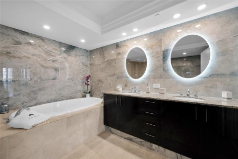Condo in Hallandale Beach, Florida, 2 bedrooms № 2414113 - photo 22