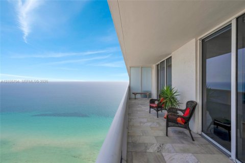 Condo in Hallandale Beach, Florida, 2 bedrooms № 2414113 - photo 28